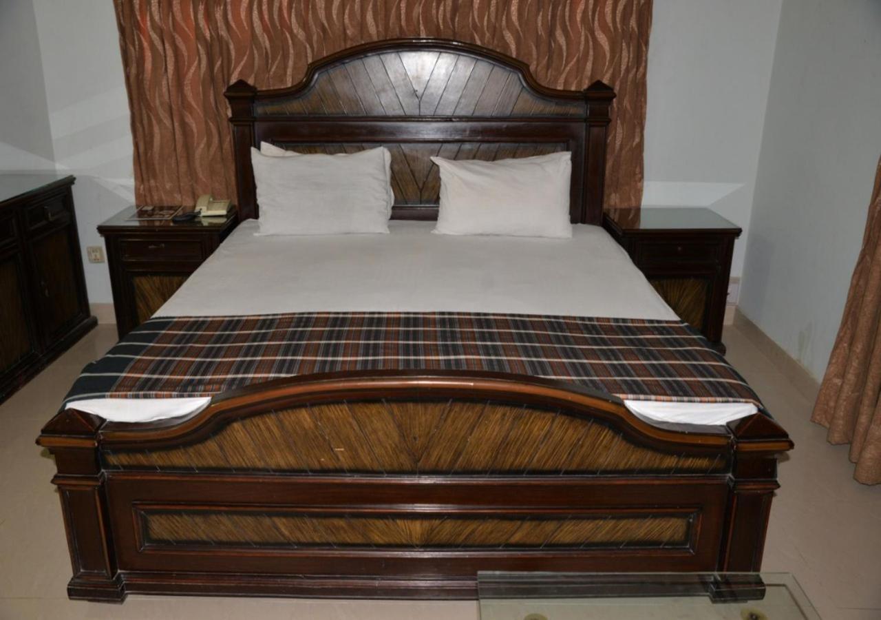 Step Inn Hotel Sukkur ภายนอก รูปภาพ